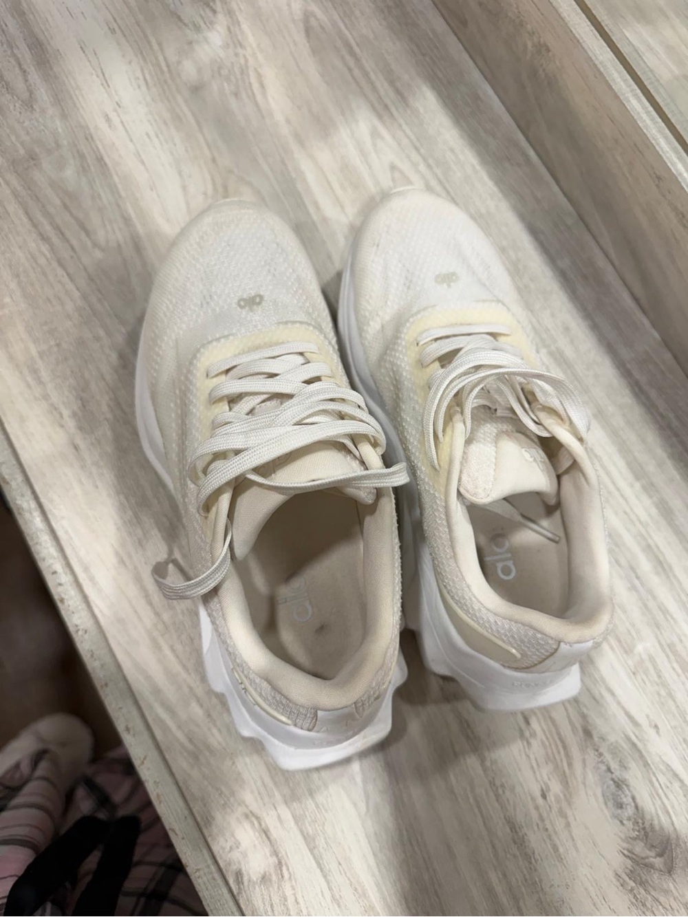 ALO Yoga Cream Knit Athletic Sneakers